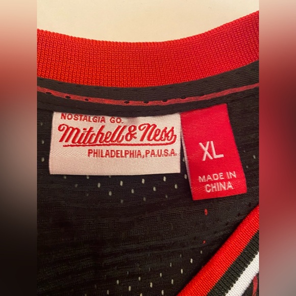 Mitchell & Ness NBA Authentic Michael Jordan Bulls Jersey 96-97 Size XL W/Socks - Picture 7 of 8